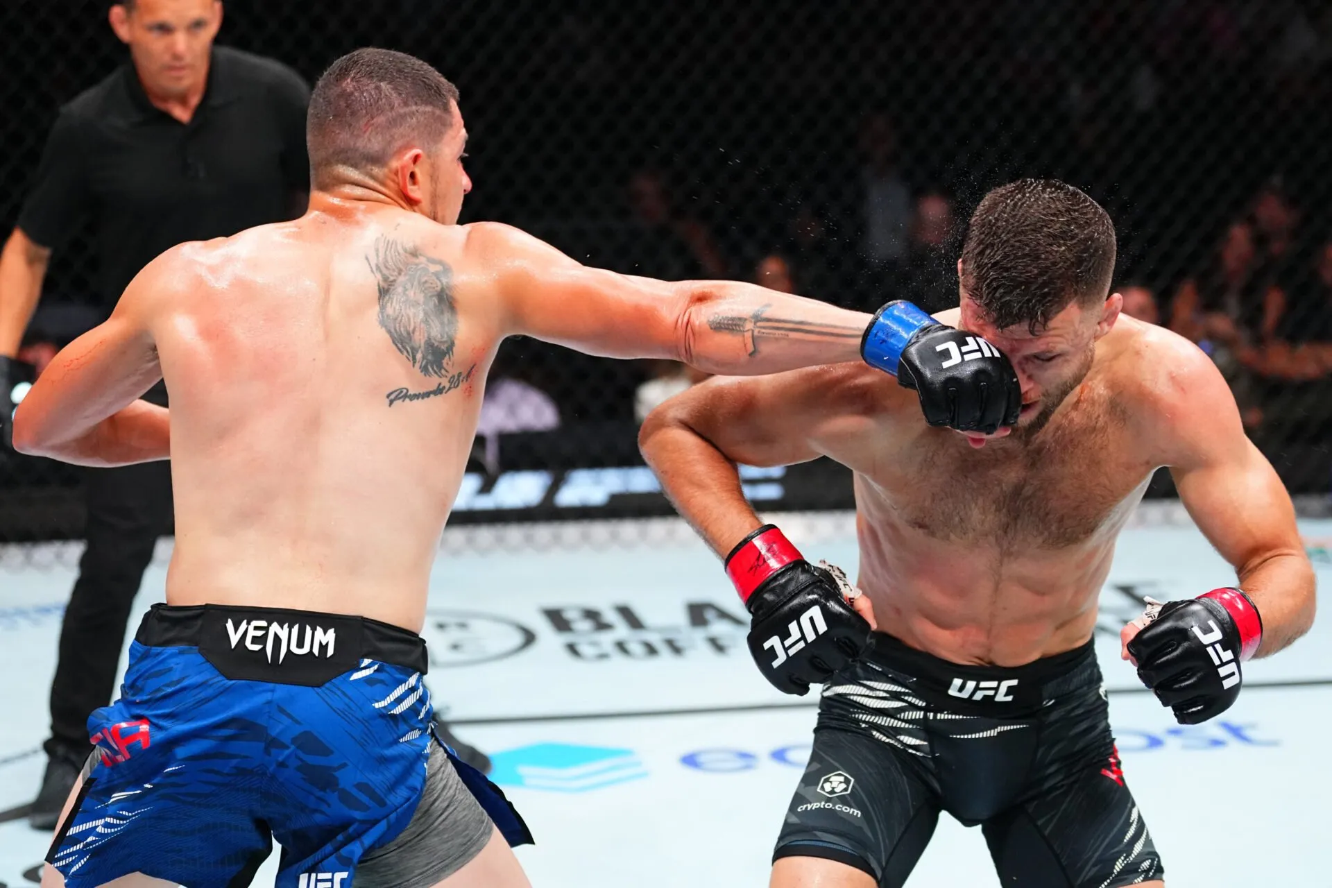 "Mohon pensiun"... Fans memohon mantan petarung untuk berhenti bertarung setelah kekalahan 'menyedihkan' di UFC Nashville