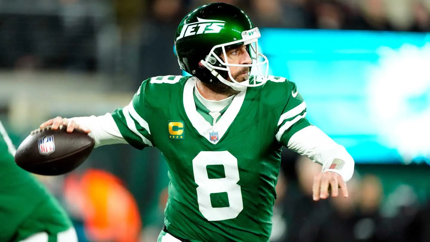 Aaron Rodgers Akan Memakai Jersey Steelers No. 8