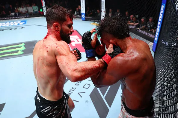 Dana White Beri Petarung Kelas Ringan 'Semua Uang' Setelah Penggemar Tinggalkan UFC Baku Lebih Awal