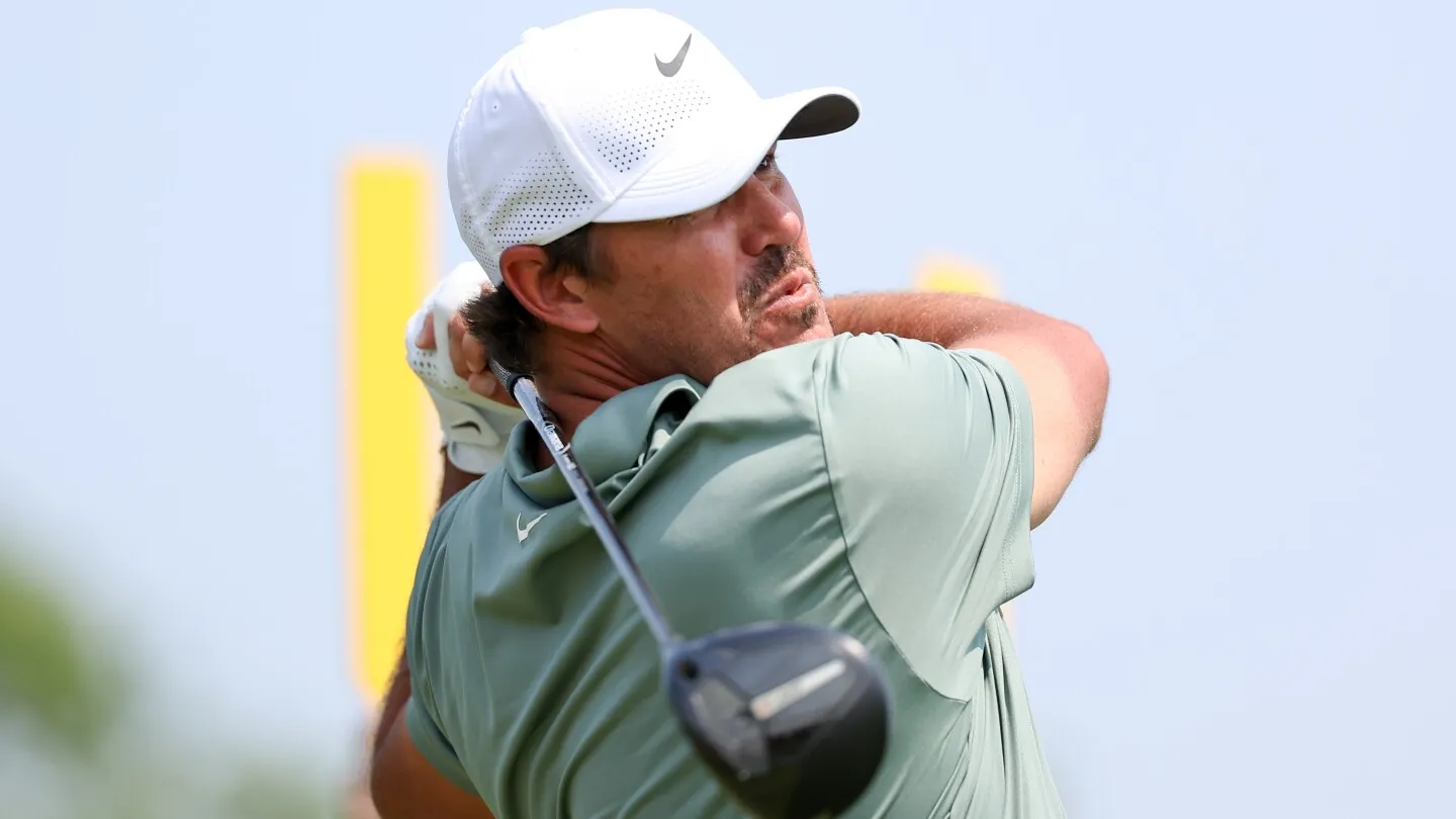 Setelah dibuat gila dan dimarahi di bunker, Brooks Koepka kembali dalam performa terbaik.